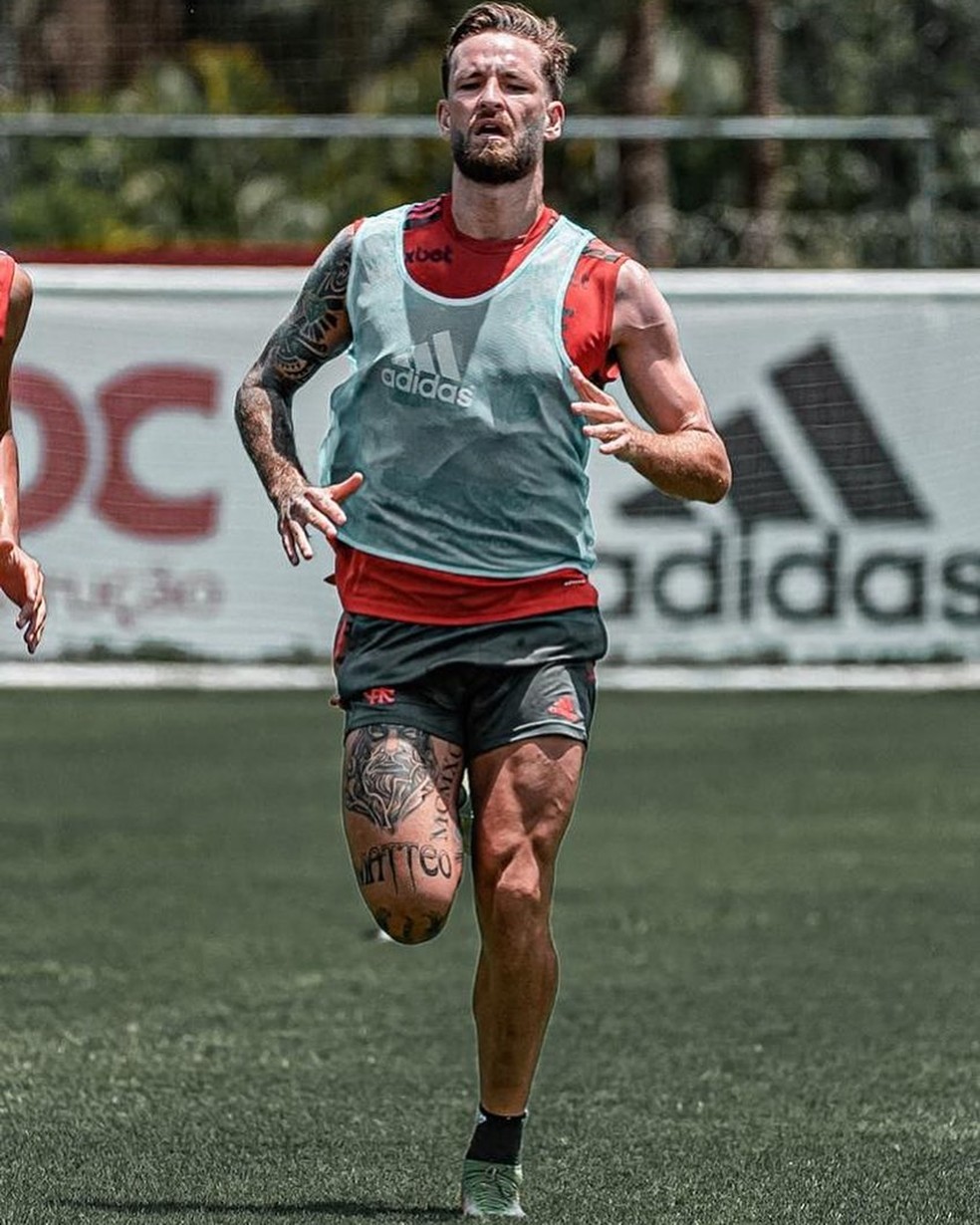 Người chơi đã xăm 'Matteo' và 'Helena', tên của các con của anh ấy - Ảnh: Instagram / Flamengo