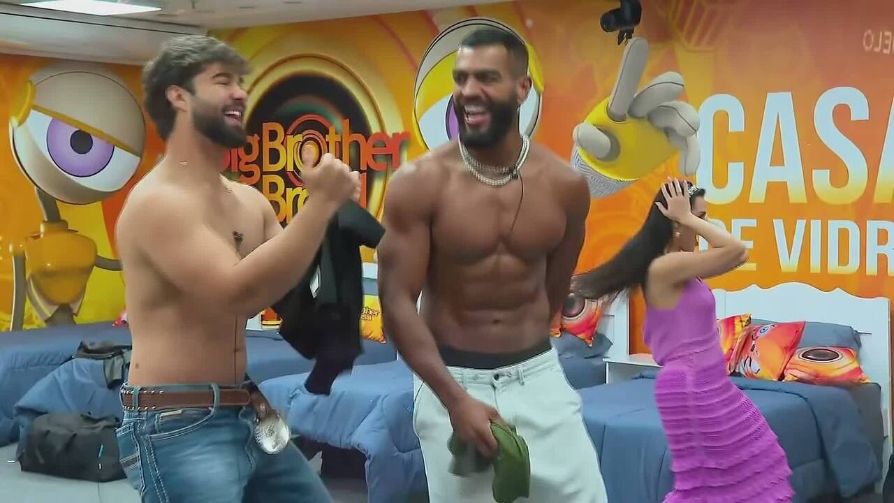 Ricardo e Paulo Augusto dançam sem camisa na Casa de Vidro do Centro-Oeste a pedido dos fãs