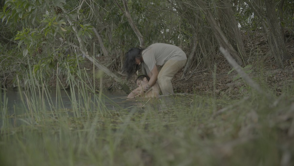 Jurecê decide procurar pelo corpo de Vinícius e o encontra na margem do rio — Foto: Globo