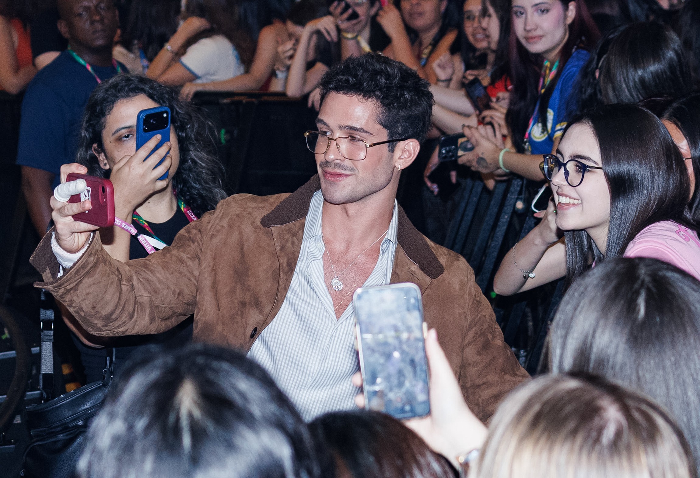 João Guilherme é cercado por fãs na CCXP25