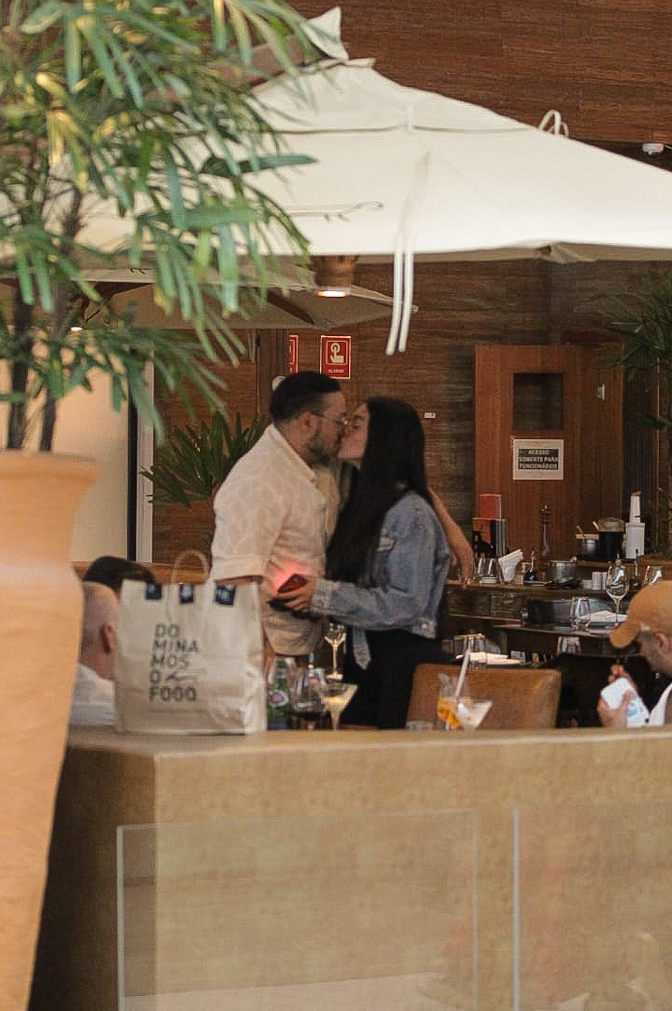 Belo beija a namorada em restaurante do Rio