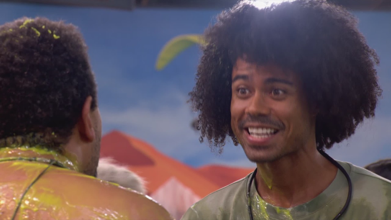 Babu Santana critica sister, e Breno aconselha: 'Reclamações maiores teriam mais peso'