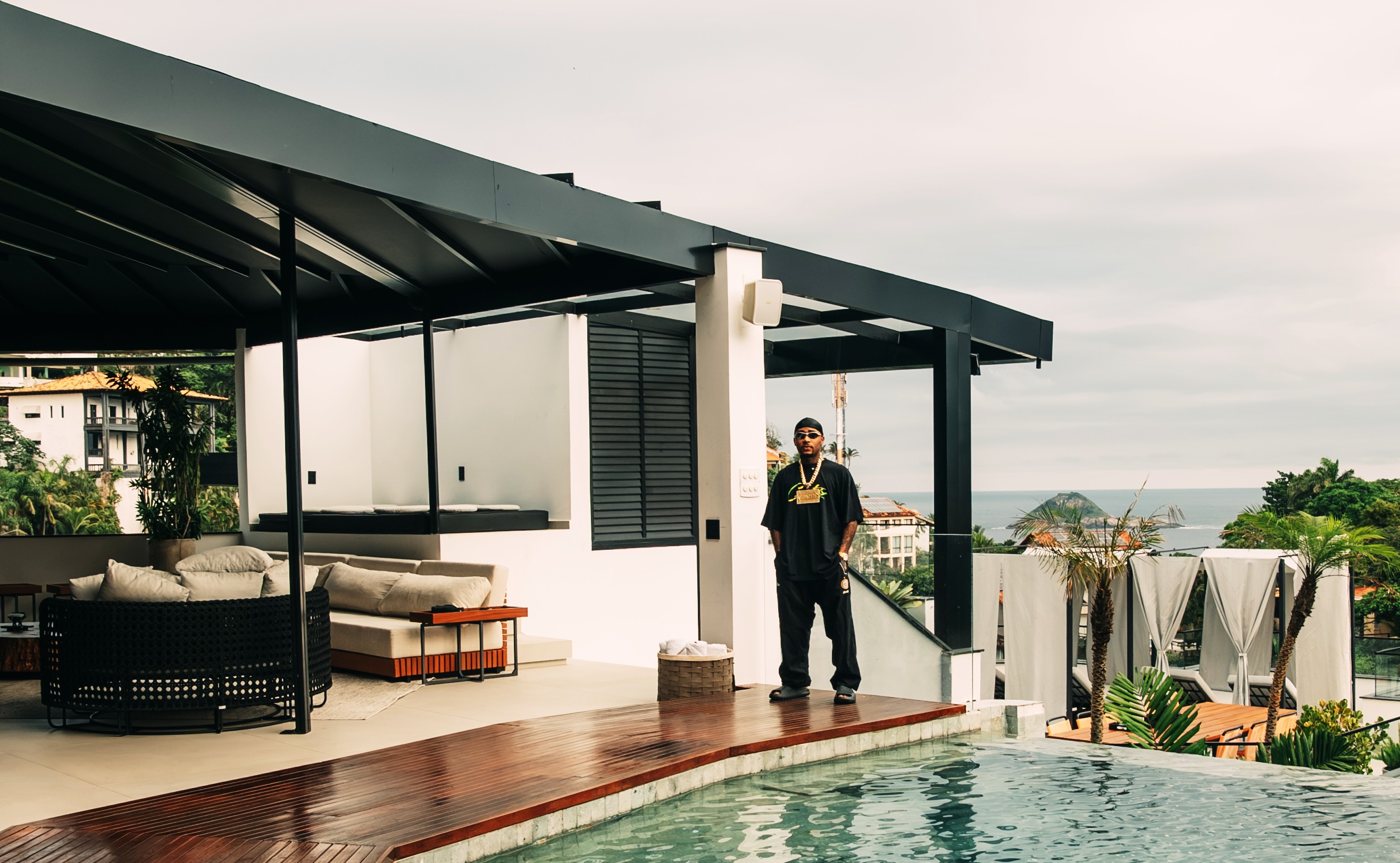 Orochi posa em mansão de R$ 12 milhões inspirada no jogo GTA