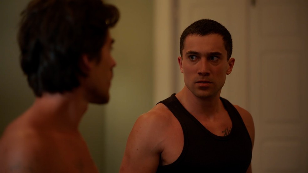 Heitor e Marlon brigam por causa de Odete, em Vale Tudo — Foto: Globo