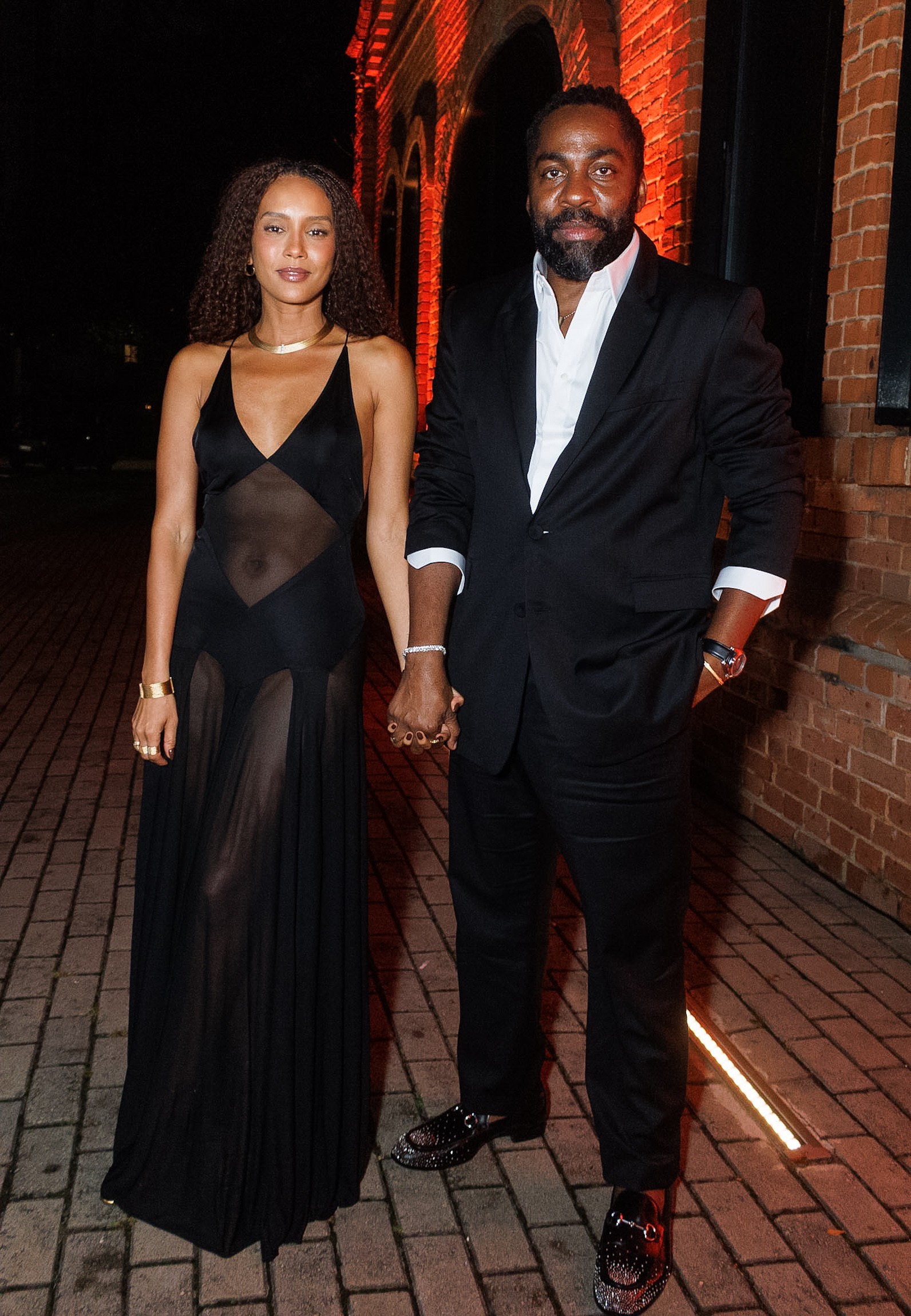 Apostando na transparência, Taís Araújo prestigia coquetel natalino em São Paulo