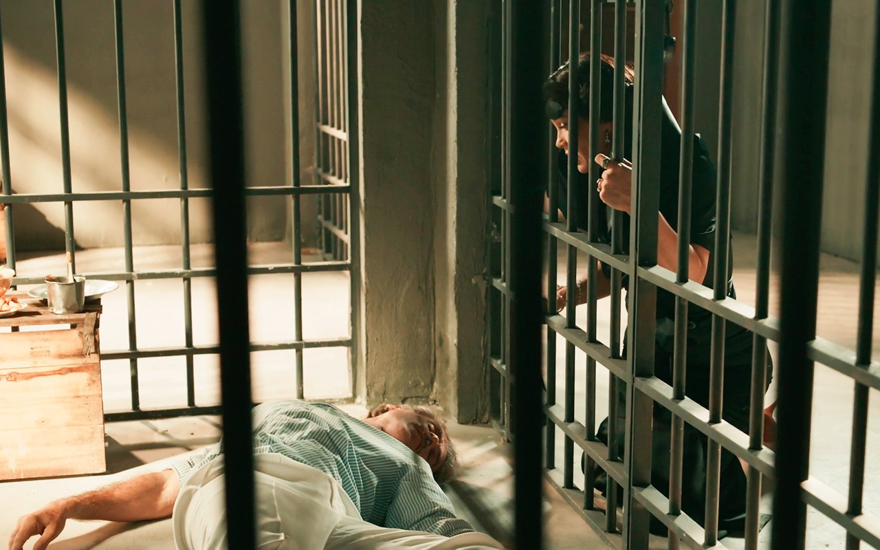 Em Êta Mundo Melhor!, Sandra faz carinho em Ernesto enquanto ele agoniza: ‘Adeus!’