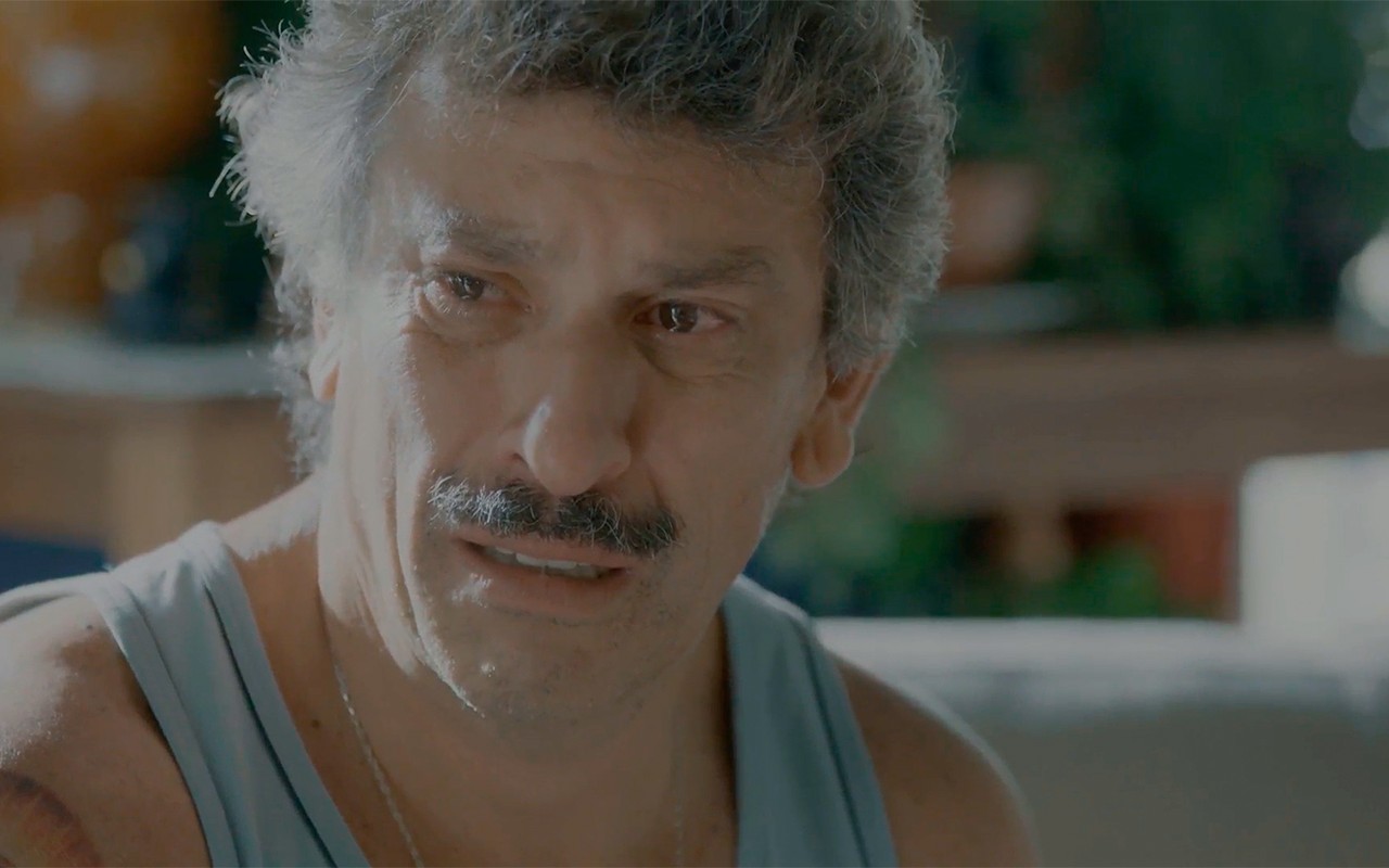 Cena de personagem de novela enfrentando crise emocional