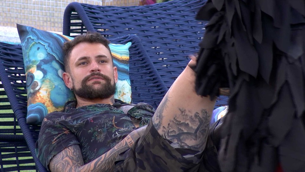 BBB 24: Vinicius diz que Isabelle chama atenção de homens e mulheres — Foto: Globo