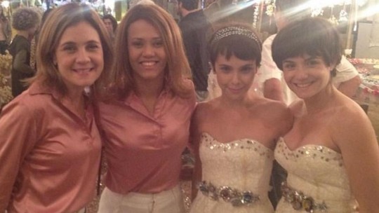 Débora Falabella se despede de 'Avenida Brasil' e posta foto com Adriana Esteves e dublês