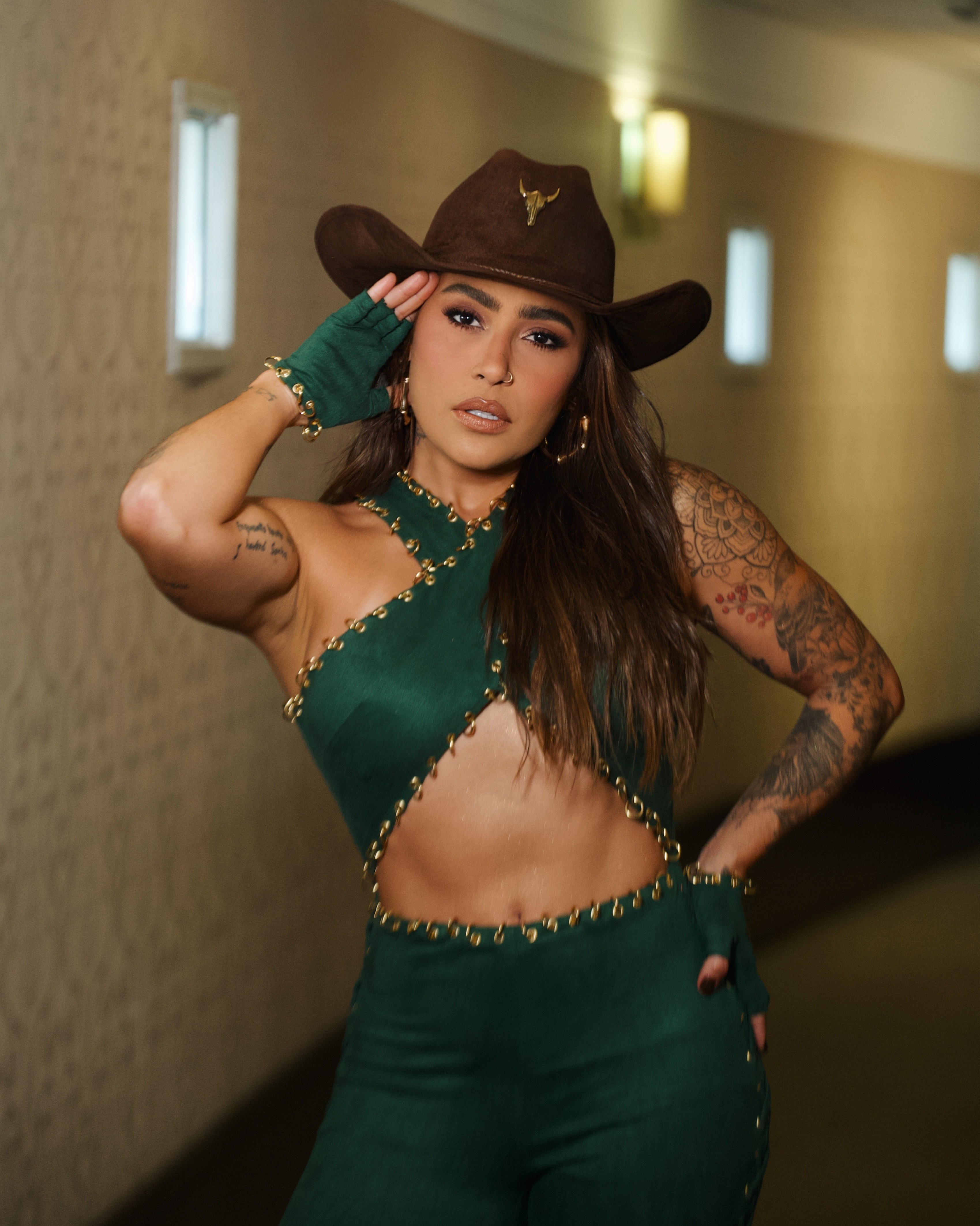 Lauana Prado deixa barriga sarada de fora em look para show em São Paulo