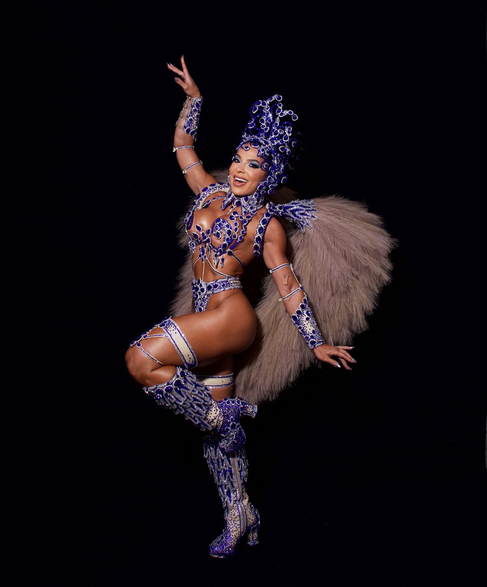 Monique Rizzeto encanta os foliões em sua estreia como Rainha de Bateria da Acadêmicos de Niterói — Foto: Hallyson Bysmarck/Divulgação