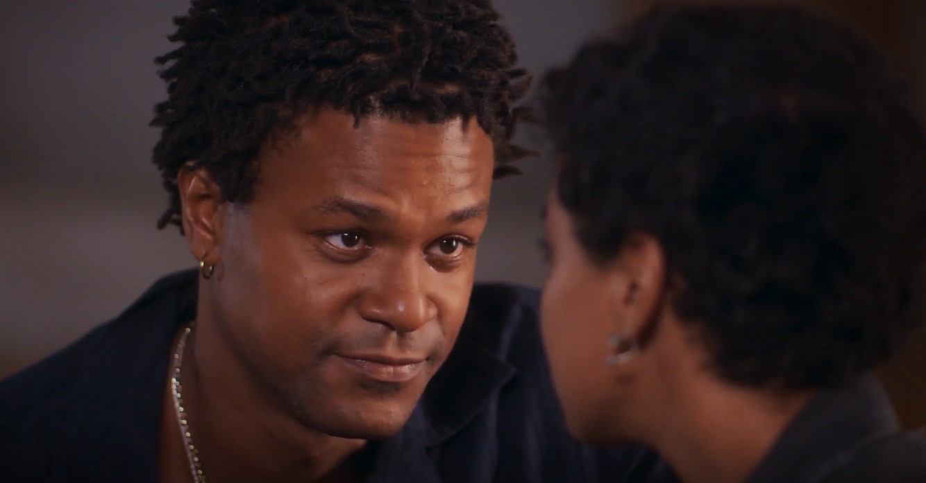 Em Coração Acelerado, Eduarda se joga nos braços de Leandro após ser rejeitada pela mãe