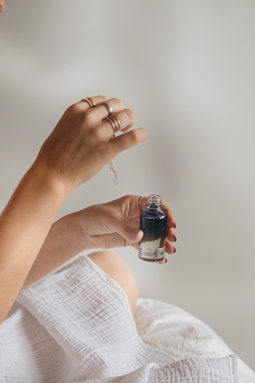 Perfume nas partes íntimas: especialista alerta se há riscos