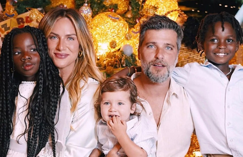 Giovanna Ewbank e Bruno Gagliasso com os filhos Titi, Zyan e Bless — Foto: Reprodução/Instagram