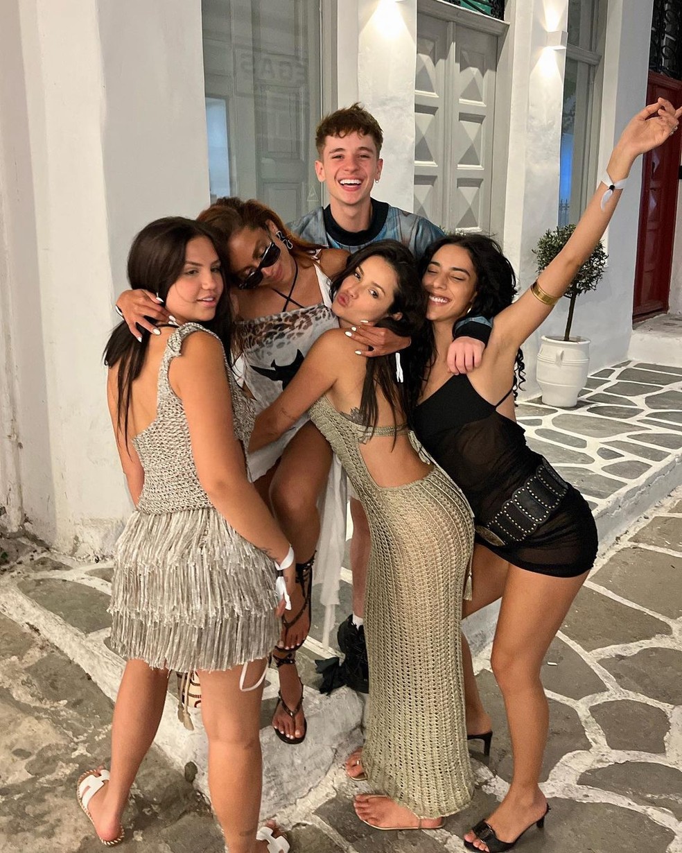 Anitta, Juliano Floss, Vivi Wanderley, Marina Sena e Juliette em viagem em 2023 — Foto: Instagram