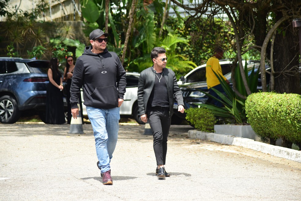 Zezé Di Camargo vai a velório de Rick — Foto: AgNews