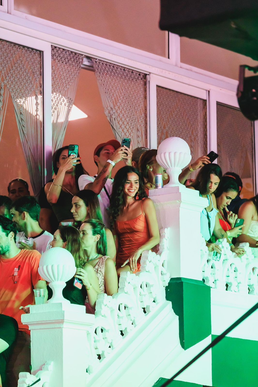 Bruna Marquezine aproveita temporada em Salvador para prestigiar ensaio da Timbalada