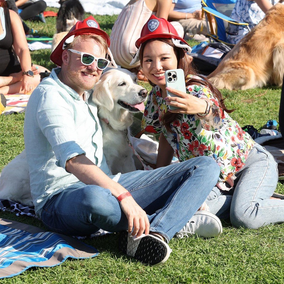 Donos com seu cachorro na première de 'Patrulha Canina: O Filme' — Foto: Instagram/Guinness Book