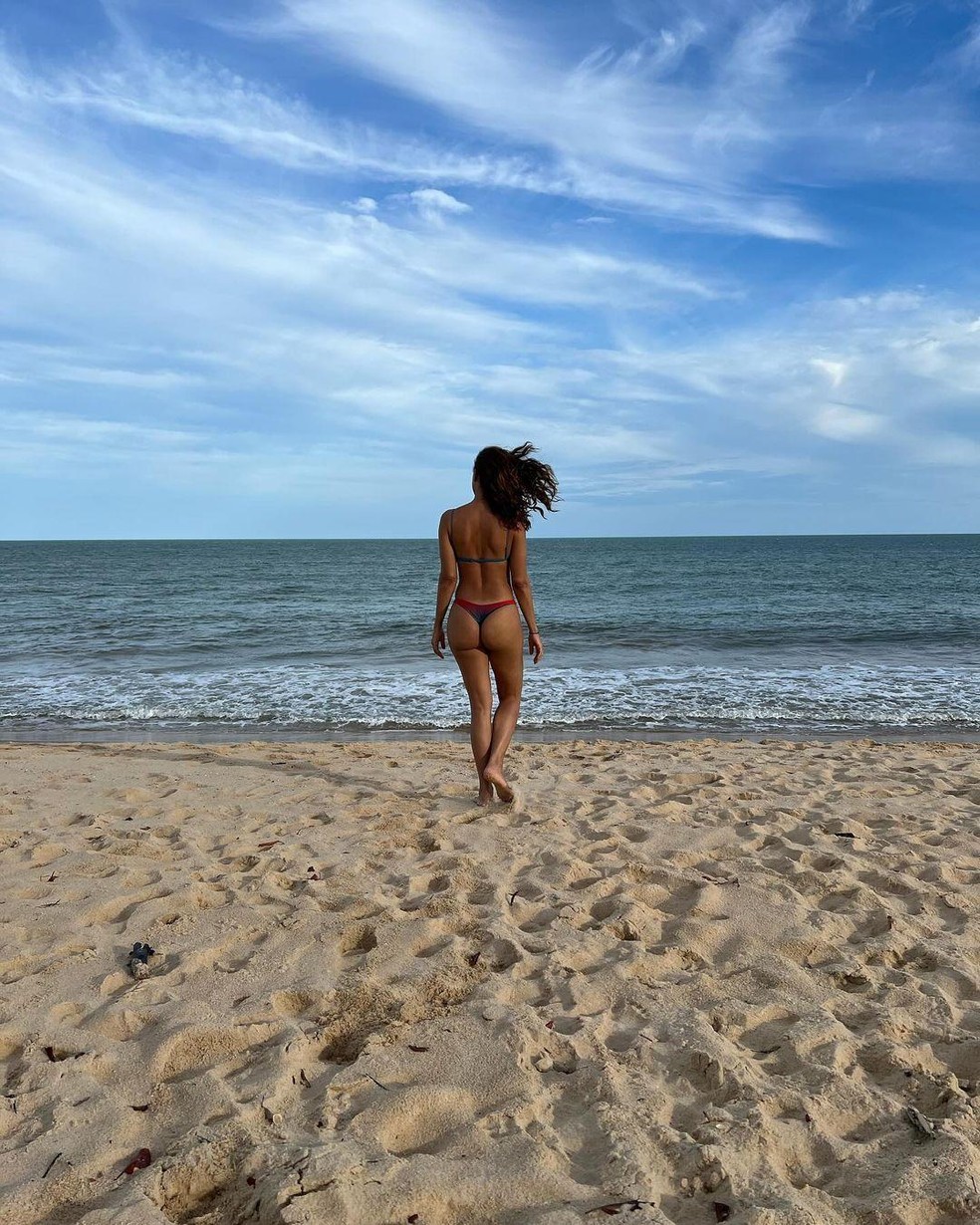 Camila Pitanga posa de biquíni na praia — Foto: Reprodução/Instagram