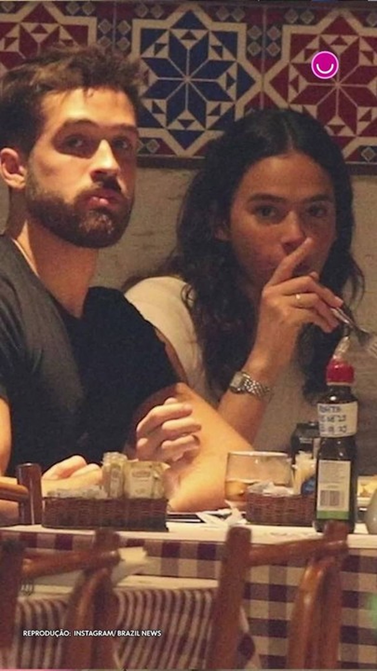 Após praia, Bruna Marquezine e João Guilherme curtem tarde de compras