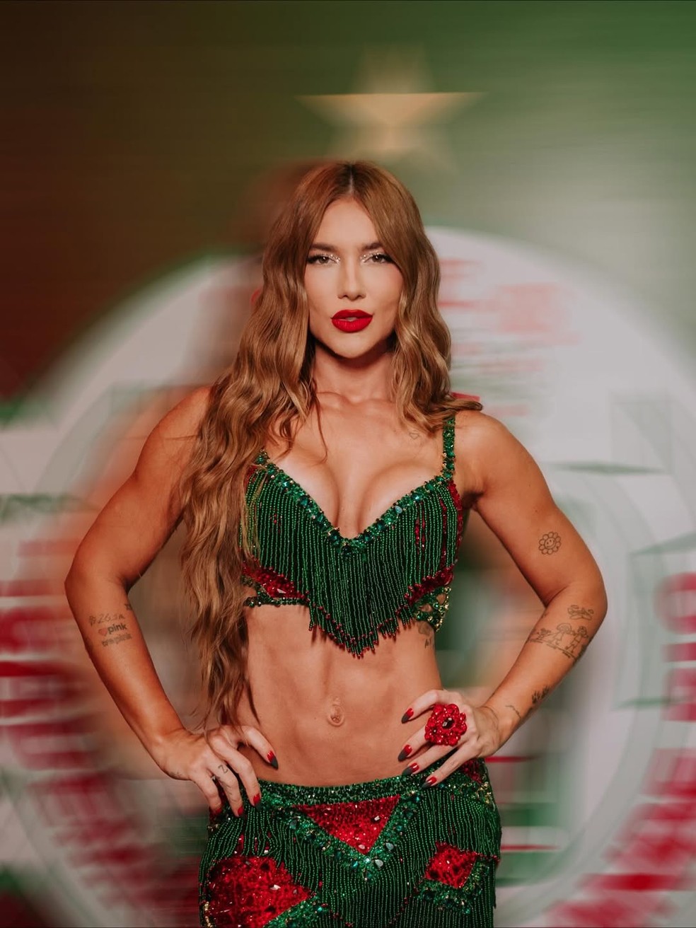 Virginia aposta em look com franja e barriga trincada à mostra