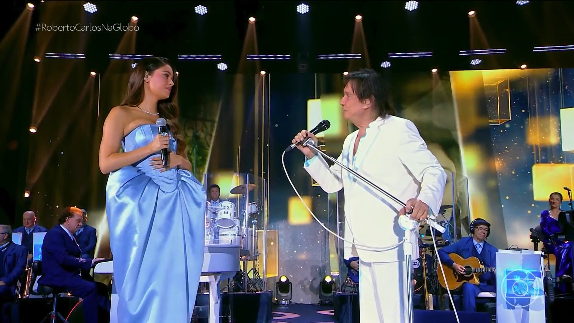 Xamã tieta Sophie Charlotte em participação da namorada no Especial de Roberto Carlos