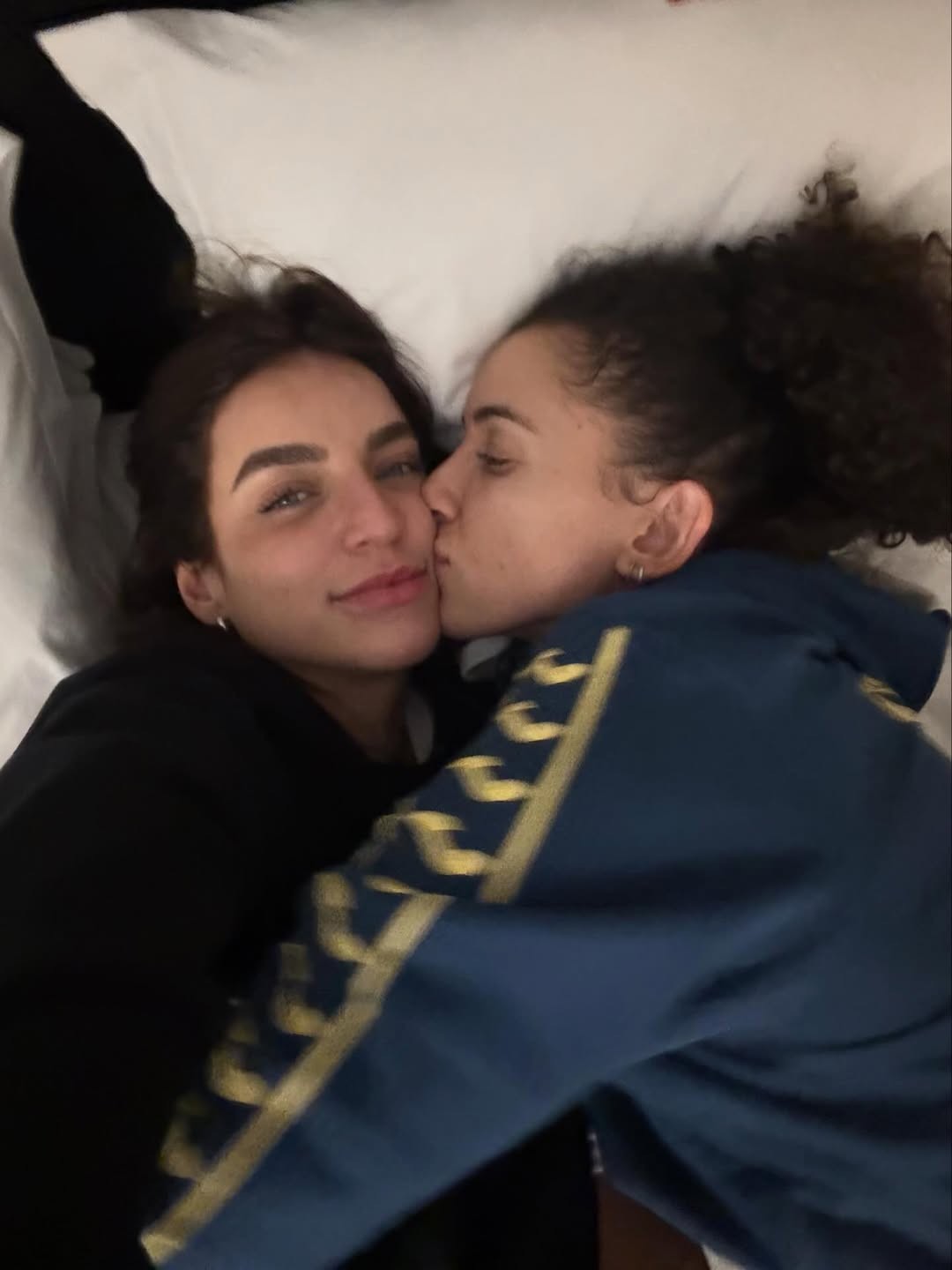 Bruna Unzueta compartilha álbum de fotos com a namorada Gabi Guimarães