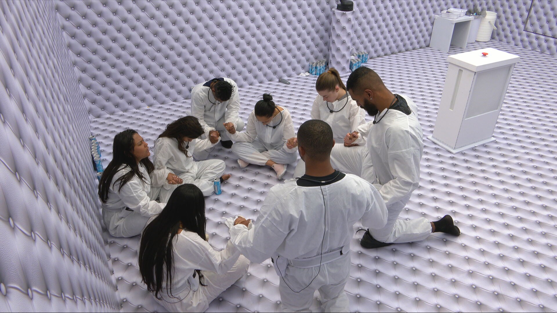 Quarto Branco completa 40 horas de duração com oito candidatos confinados