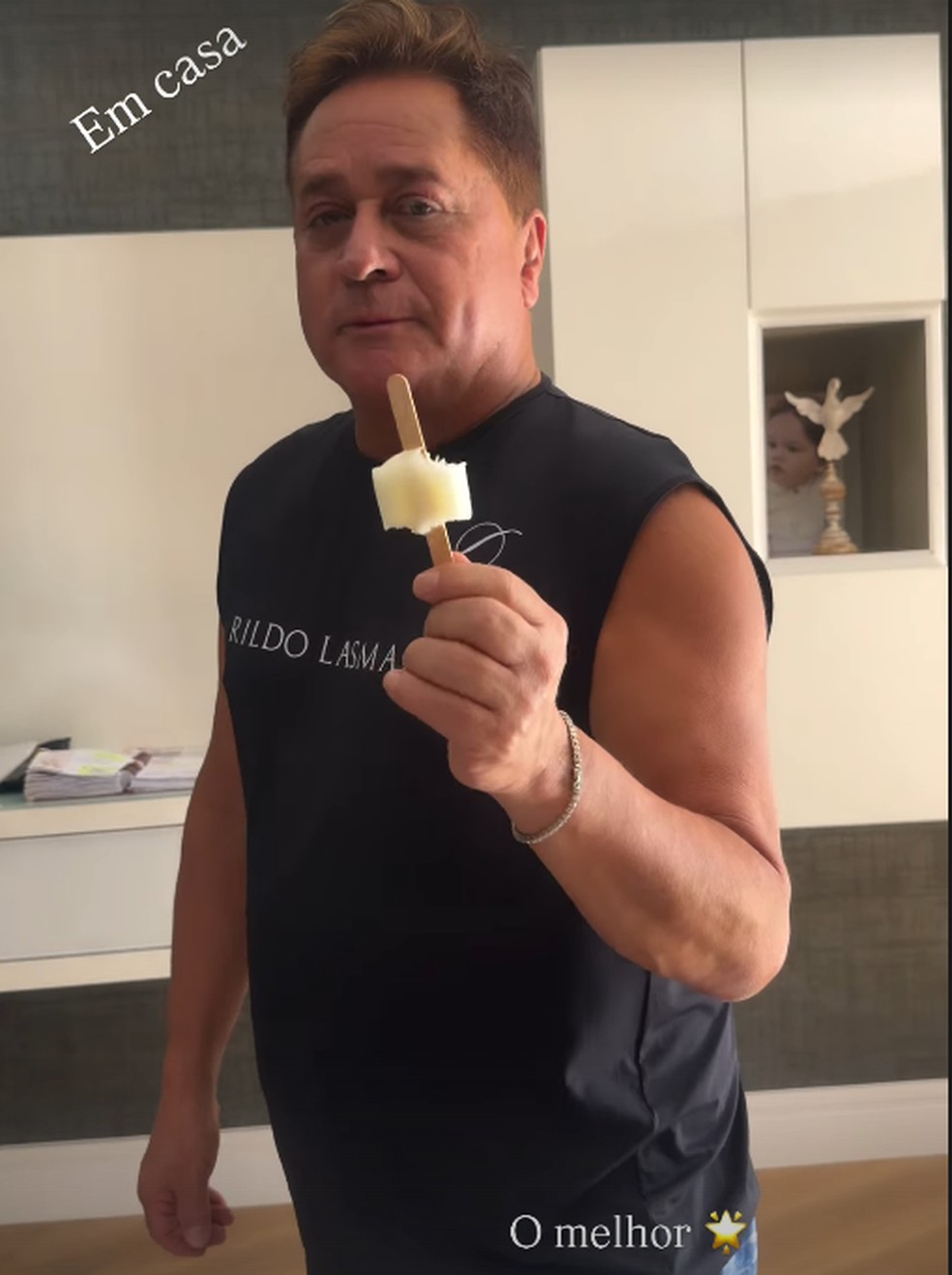 Leonardo saboreia um sorvete de frutas — Foto: Reprodução do Instagram