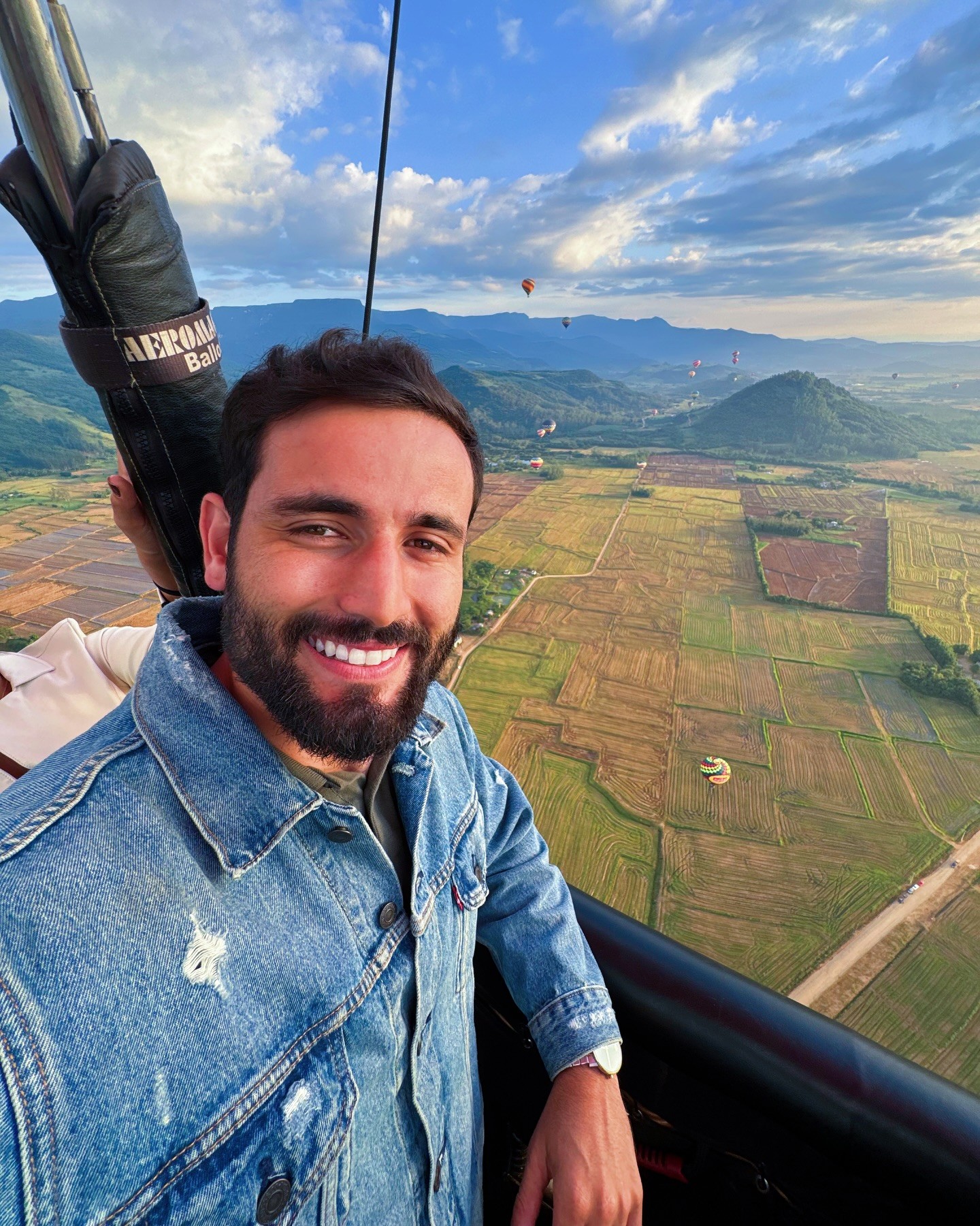 Matteus Amaral curte passeio de balão com a namorada em viagem romântica: 'Nas nuvens'