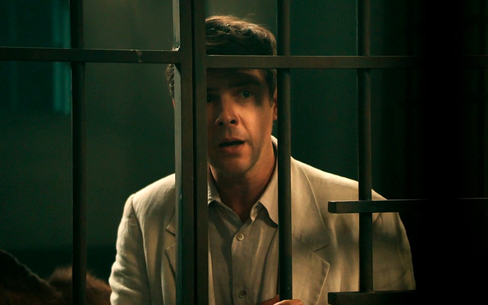 Candinho (Sergio Guizé) se preocupa com Dita (Jeniffer Nascimento) na prisão - Êta Mundo Melhor! — Foto: Globo