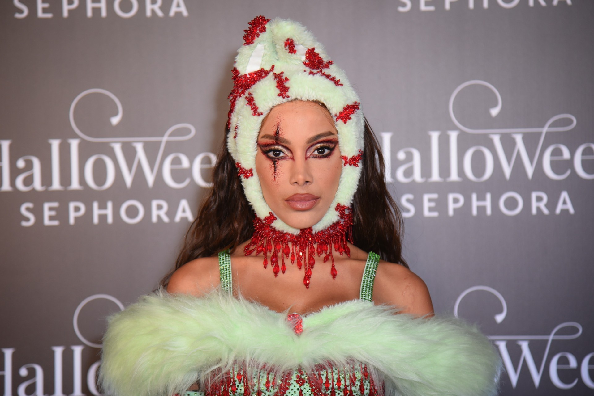 Anitta chega a baile de Halloween em São Paulo
