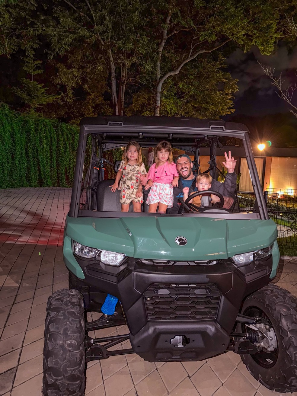 Zé Felipe ao lado dos filhos, Maria Alice, Maria Flor e José Leonardo — Foto: Instamgra/Zé Felipe