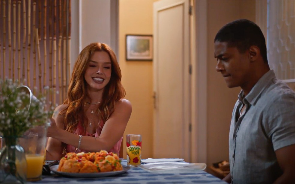Marlon passa mal com comida feita por Kami em Dona de Mim — Foto: Globo