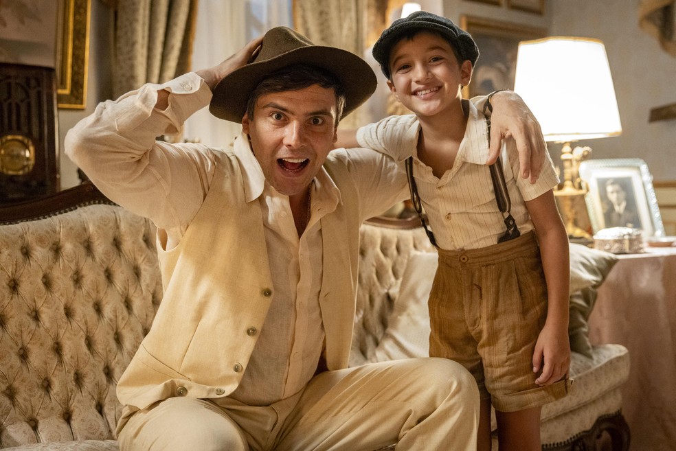 Sergio Guizé como Candinho em Êta Mundo Melhor!; na trama, ele parte em busca de Júnior/Samir (Davi Malizia), seu filho que será sequestrado — Foto: Globo