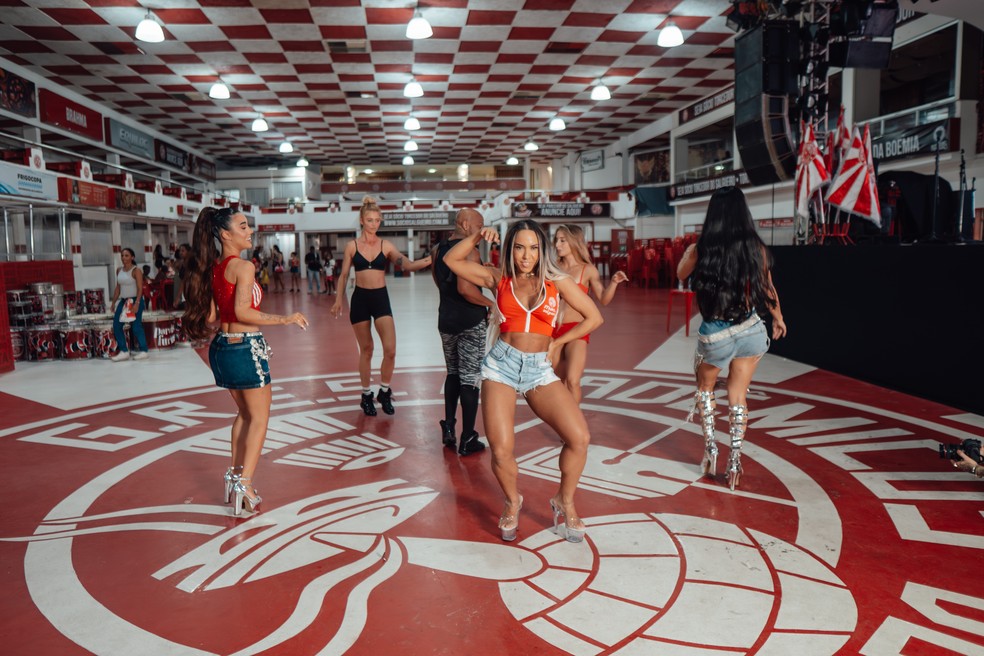 Musas em aula de samba com Carlinhos Salgueiro — Foto: Wagner Rodrigues/gshow