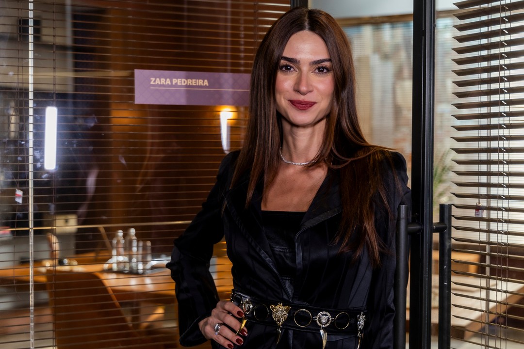 Thaila Ayala como Zara em Nas Profundezas do Amor