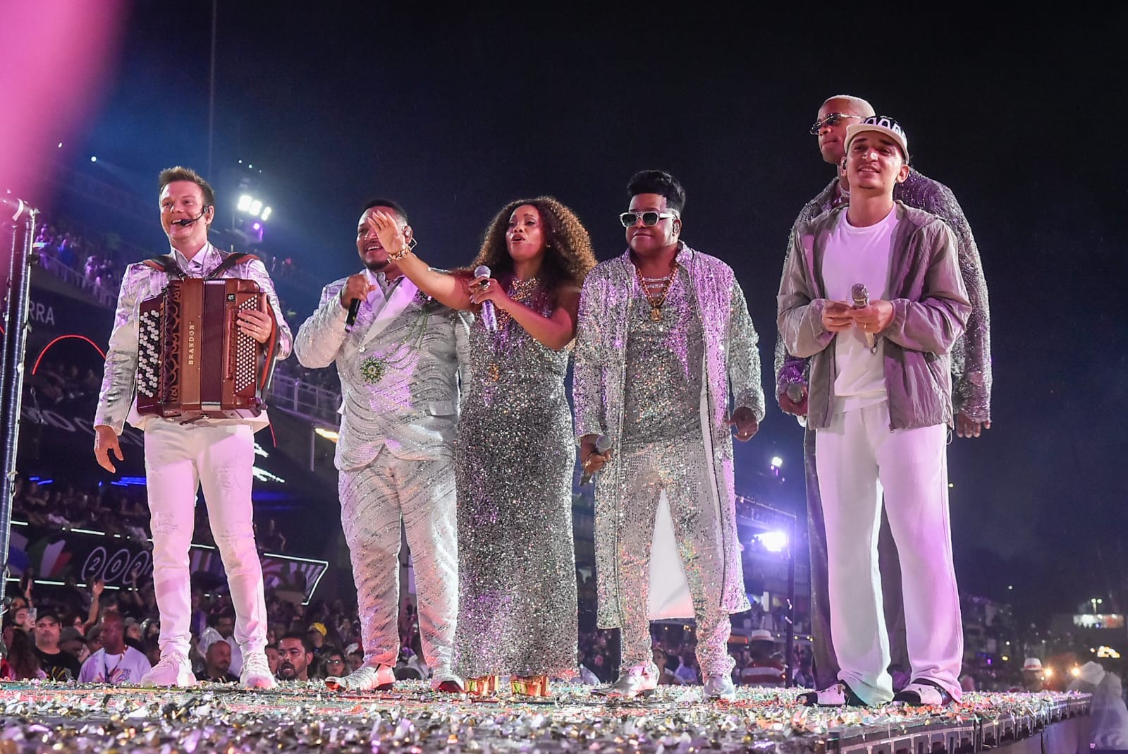 Homenagem a Preta Gil levanta público em show de abertura na Sapucaí