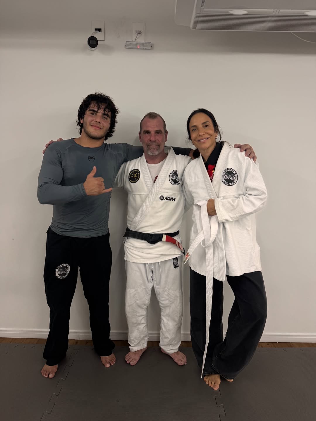 Ivete Sangalo posa com o filho após aula de jiu-jitsu e web brinca: 'Ela faz tudo'