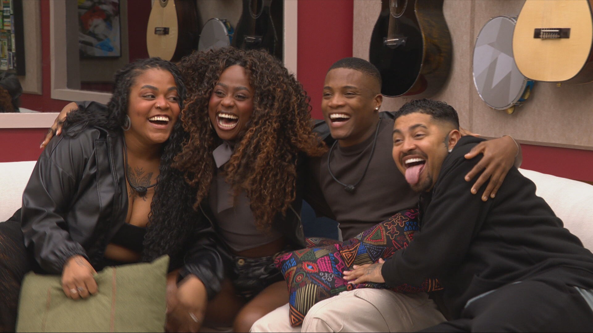 Participantes do 'Estrelas da Casa' comemoram vitória na enquete, prontos para sua apresentação no TVZ ao vivo.