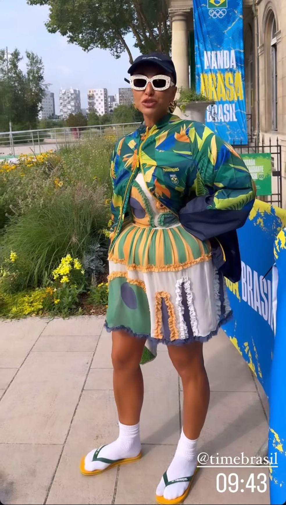 Sabrina Sato opta por chinelos e meia em look para o dia em Paris — Foto: Reprodução