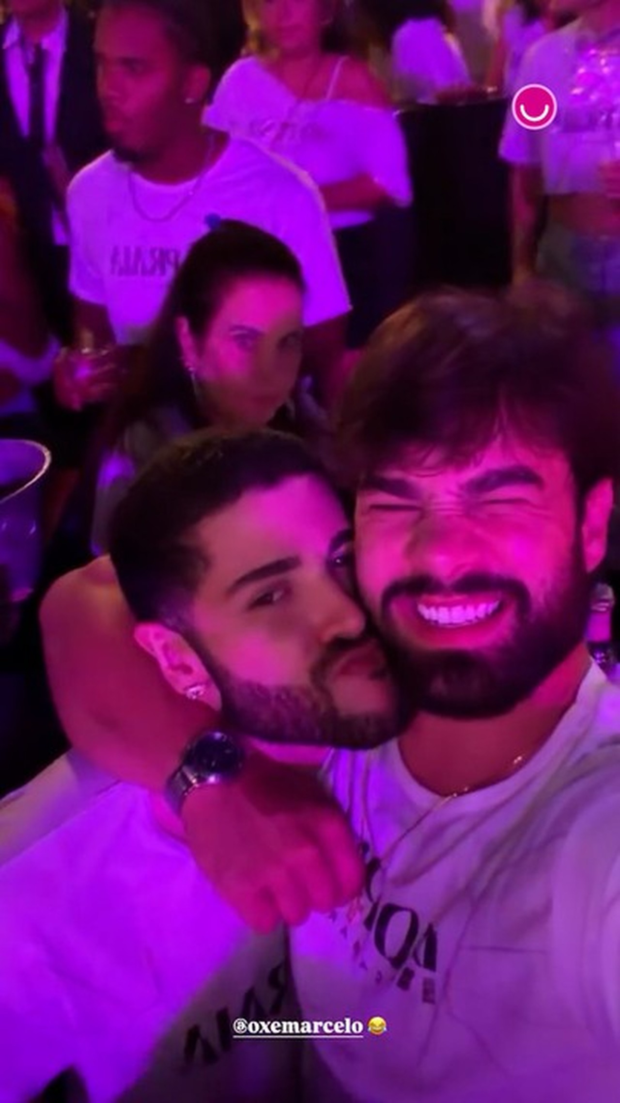 Ex-BBBs Marcelo e PA curtem camarote no Desfile das Campeãs