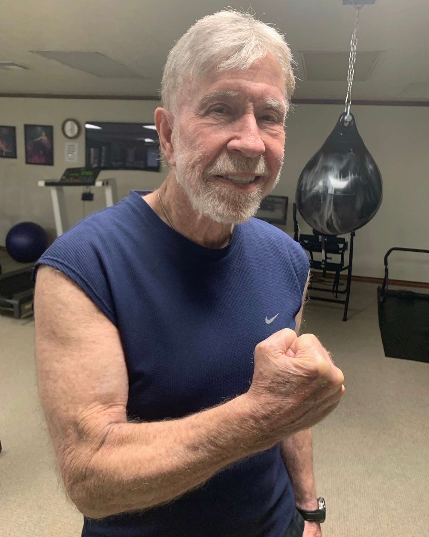 Chuck Norris comemorou o aniversário de 86 anos praticando boxe: 'Grato pela boa saúde'
