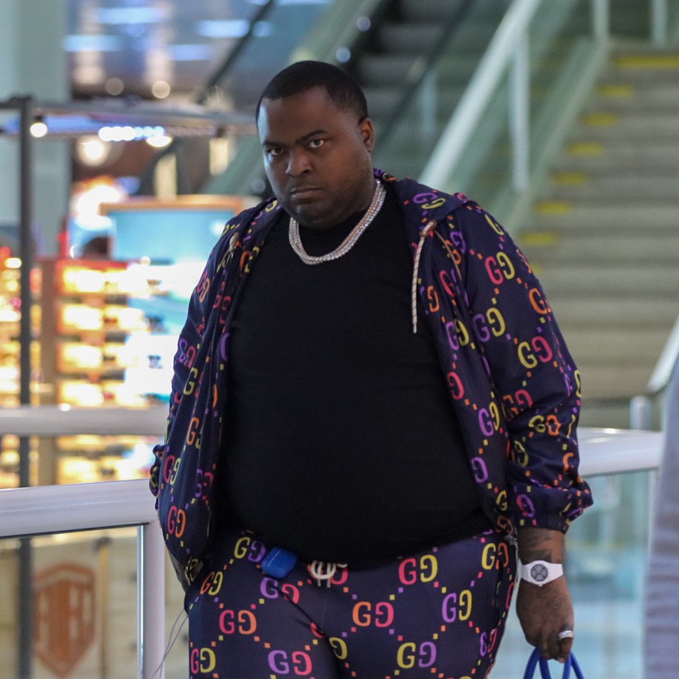 Sean Kingston olha para paparazzi — Foto: Victor Chapetta/Agnews