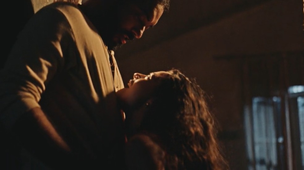 Larissa Bocchino comenta desafio de gravar cena quente com Thomás Aquino em Guerreiros do Sol — Foto: Globoplay