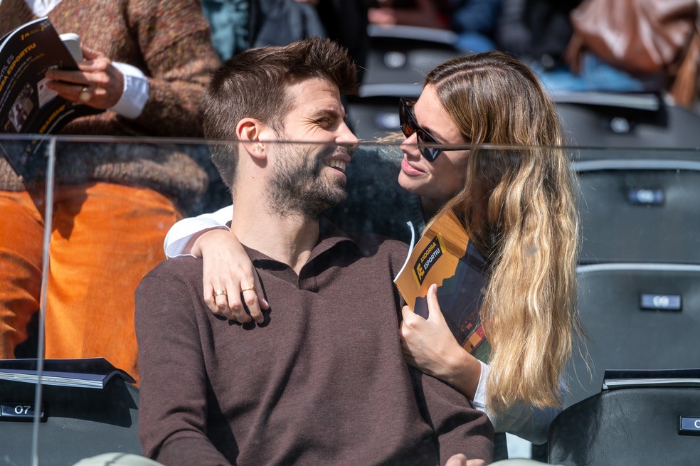 Piqué e Clara Martí durante jogo de futebol em novembro de 2025 — Foto: Getty Images