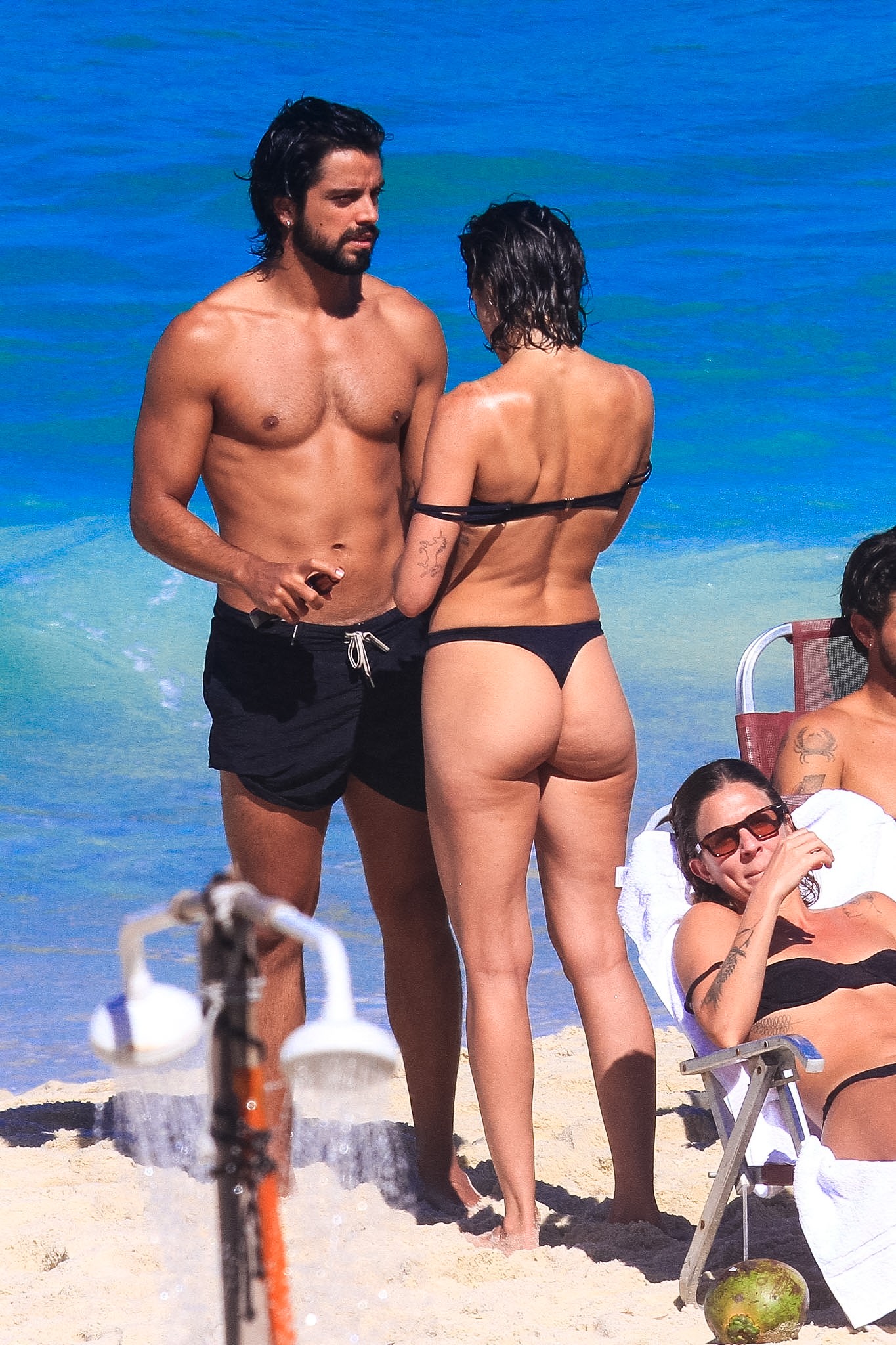 Agatha Moreira e Rodrigo Simas são flagrados curtindo dia de sol no Rio de Janeiro; veja fotos
