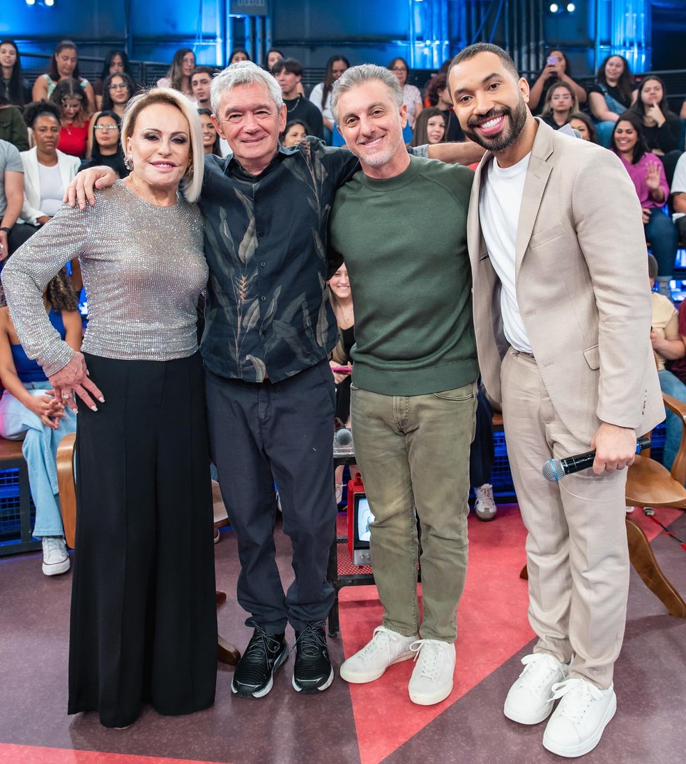 Gil do Vigor, Ana Maria Braga e Luciano Huck participam do Altas Horas — Foto: Globo
