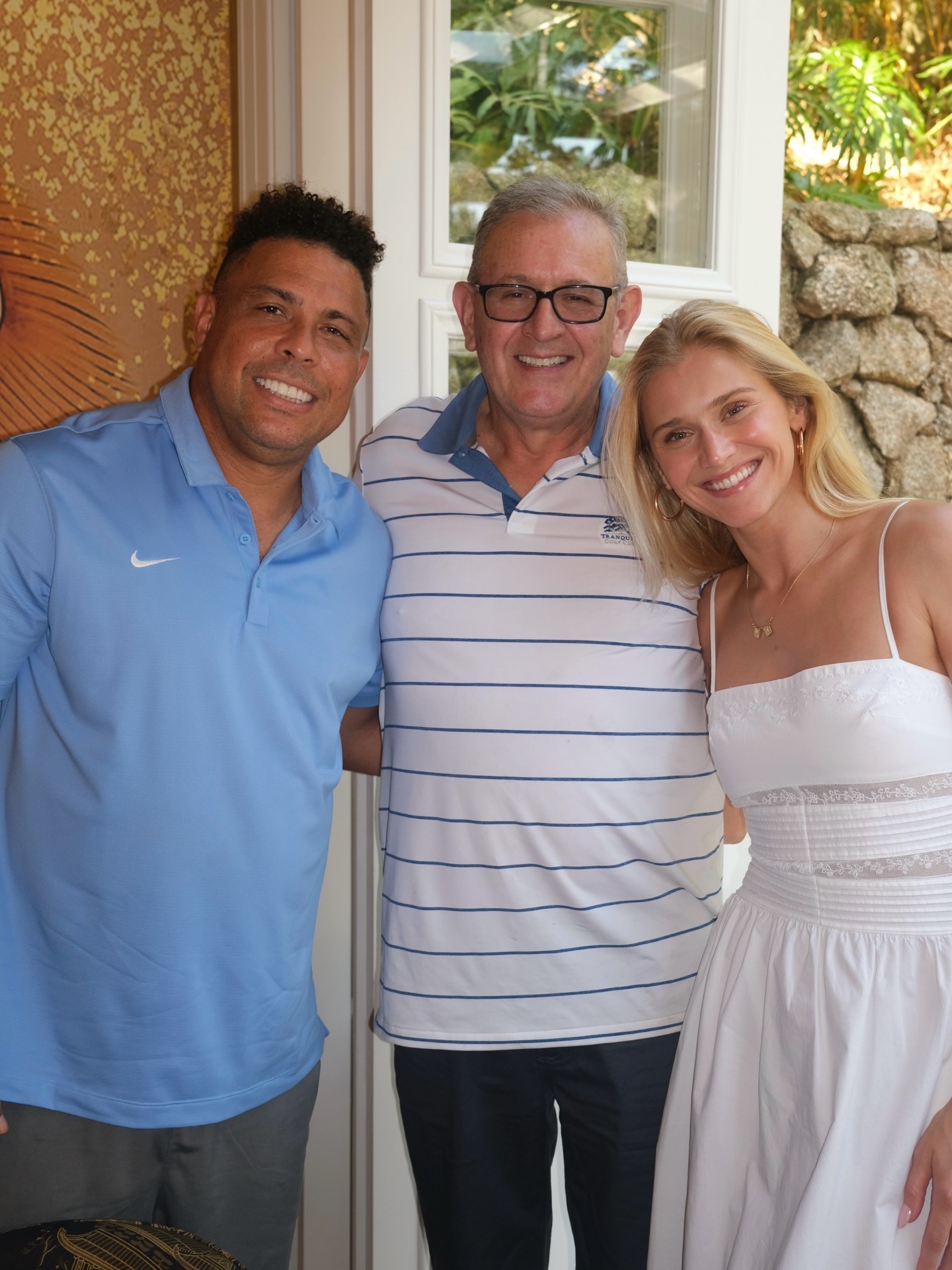 Celina Locks comemora aniversário do pai ao lado de Ronaldo Fenômeno