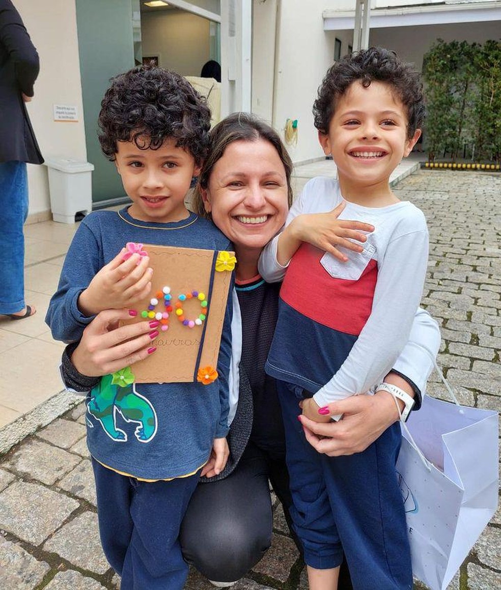 Mãe de gêmeos autistas, a médica Paula Kapritchkoff conta com uma sólida rede de apoio, mas reforça que é preciso uma melhora na oferta de creches — Foto: Arquivo pessoal